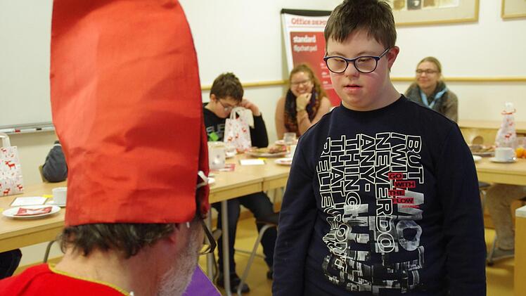 Der Nikolaus besuchte die Petra-Döring-Schule in Kronach. Foto: Marco Meißner