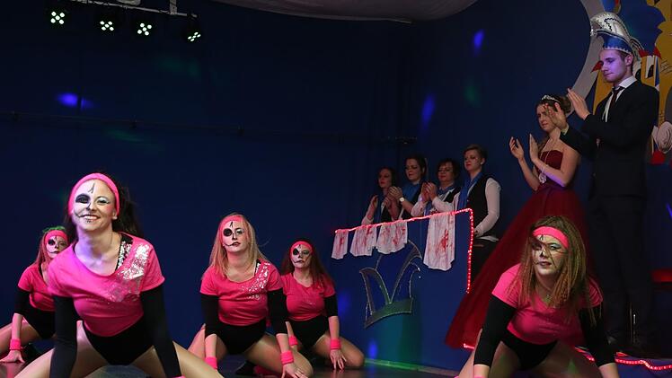 Die Tänzerinnen der Showtanzgruppe "Kustibas" bewegten sich auf der Bühne noch flinker und professioneller als sie die Kostüme wechselten. Foto: Bettina Knauth