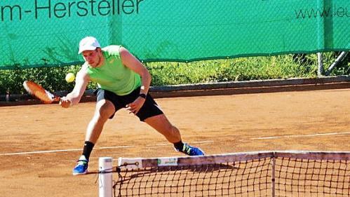 Patrick Stieler vom TCR ist in dieser Saison im Einzel und im Doppel noch ungeschlagen. Auch am Sonntag setzte er sich durch.  Foto: Hofmann