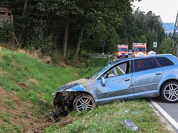 Bei einem Unfall sind am Montag an der Landkreisgrenze zwischen Lichtenfels und Bamberg zwei Menschen schwer verletzt worden. Fotos: Merzbach/News5
