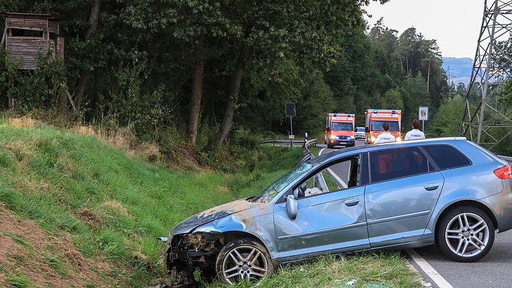 Bei einem Unfall sind am Montag an der Landkreisgrenze zwischen Lichtenfels und Bamberg zwei Menschen schwer verletzt worden. Fotos: Merzbach/News5