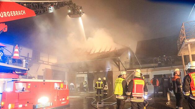 Rund 100 Feuerwehrkr&auml;fte mussten in der Neujahrsnacht einen Brand in Ampferbach bek&auml;mpfen.  Foto: Merzbach/News5