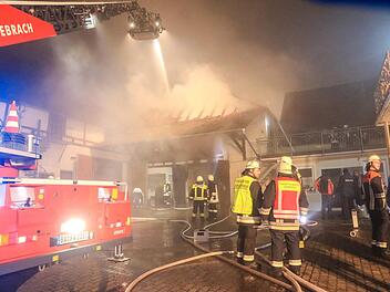 Rund 100 Feuerwehrkräfte mussten in der Neujahrsnacht einen Brand in Ampferbach bekämpfen.  Foto: Merzbach/News5