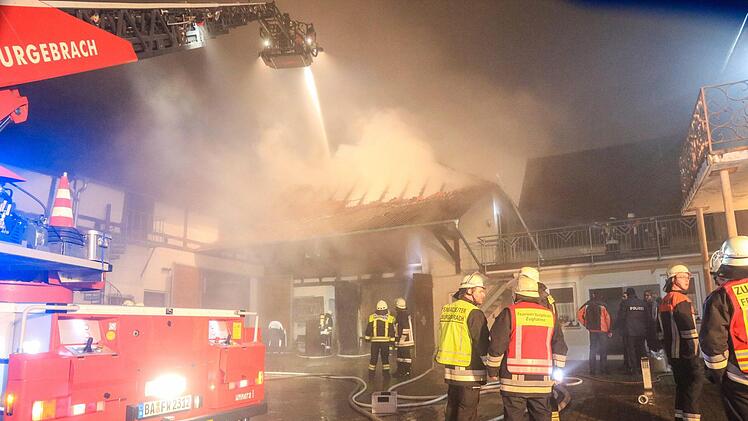 Rund 100 Feuerwehrkräfte mussten in der Neujahrsnacht einen Brand in Ampferbach bekämpfen.  Foto: Merzbach/News5