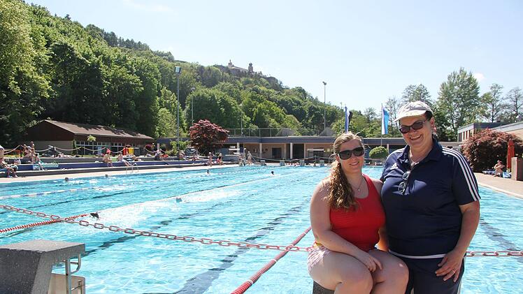 Nadine Reif von der DLRG und Bäder-Fachangestellte Petra Beller schauen nach dem Rechten. Am ersten Tag war viel los. Besucher freuten sich über 25 Grad und über eine Wassertemperatur von 24 Grad.