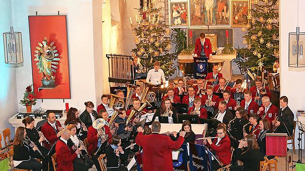 In der Kirche Sankt Johannes der Täufer erklingt festliche Musik.