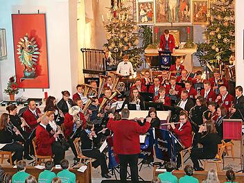 In der Kirche Sankt Johannes der Täufer erklingt festliche Musik.