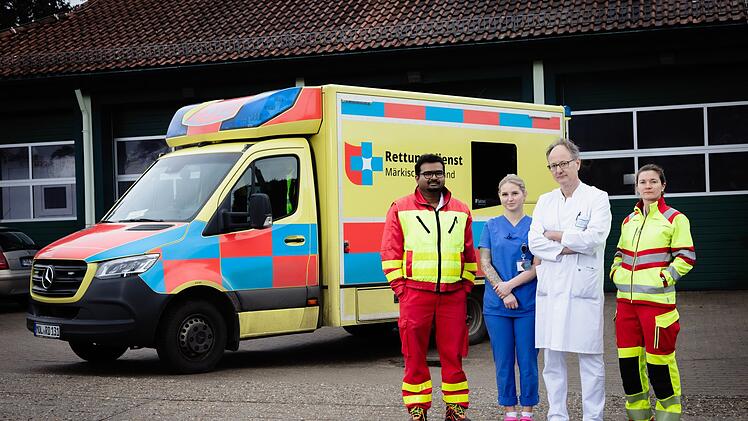 Gemeinsam durch die Krise: Das Team der Landklinik Wriezen k&auml;mpft um das Leben jeder Patientin und jedes Patienten. Von links: Anoop Puritipati (35, Assistenzarzt), Janina Buhe (24, Krankenpflegerin), Georg Bauer (58, Chefarzt) und Julia Kraushaar (35, Assistenz&auml;rztin).