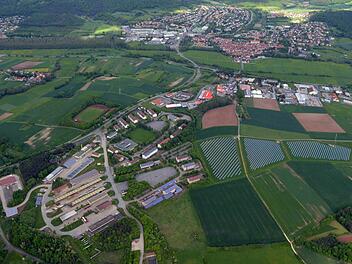 Viele Sonnenanbeter: Viele Dächer und Felder ringsum Eberns einstiger Kaserne dienen der Stromerzeugung.  Foto: Ronald Rinklef
