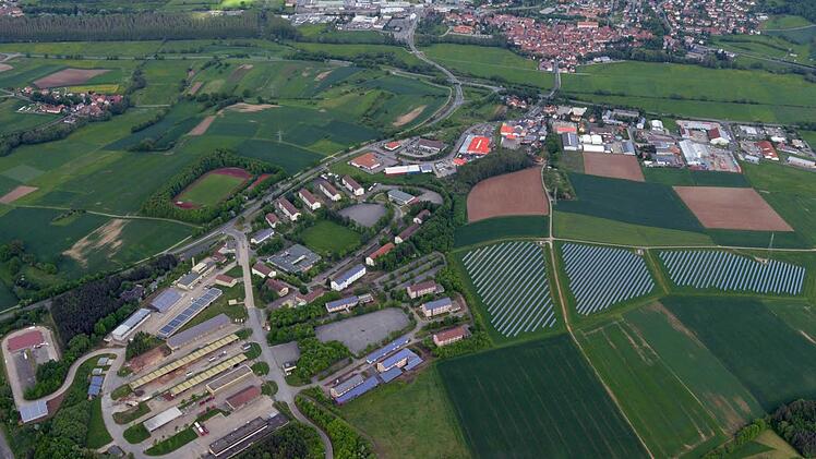 Viele Sonnenanbeter: Viele Dächer und Felder ringsum Eberns einstiger Kaserne dienen der Stromerzeugung.  Foto: Ronald Rinklef