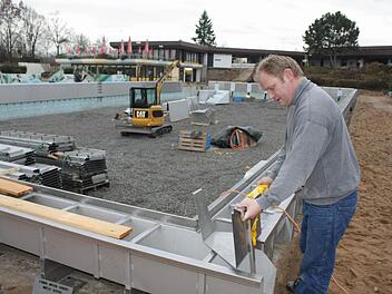 Das Sportbecken im Höchstadter Freibad bekommt eine Edelstahl-Verkleidung. Montageleiter Joachim Lauer hat mit seiner österreichischen Firma schon jahrelange Erfahrung in diesem Geschäft.  Fotos: Andreas Dorsch