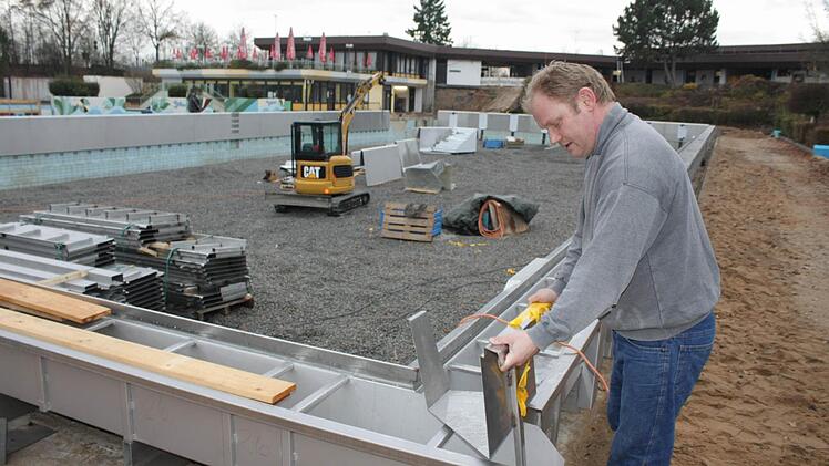 Das Sportbecken im Höchstadter Freibad bekommt eine Edelstahl-Verkleidung. Montageleiter Joachim Lauer hat mit seiner österreichischen Firma schon jahrelange Erfahrung in diesem Geschäft.  Fotos: Andreas Dorsch