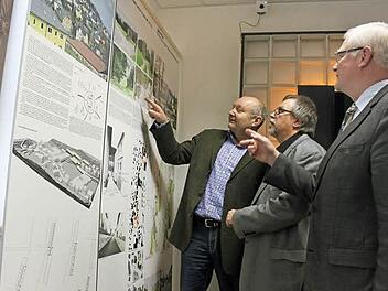 Die Sonderausstellung "Made in Tettau" ist bis Mai im Europäischen Flakonglasmseum zu sehen. Im Bild von links: Der Zweite Vorsitzende des Glasbewahrervereins, Wolfgang Hammerschmidt, Bürgermeister i. R. Hans Kaufmann und Bürgermeister Peter Ebertsch. Foto: Veronika Schadeck