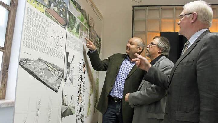 Die Sonderausstellung "Made in Tettau" ist bis Mai im Europäischen Flakonglasmseum zu sehen. Im Bild von links: Der Zweite Vorsitzende des Glasbewahrervereins, Wolfgang Hammerschmidt, Bürgermeister i. R. Hans Kaufmann und Bürgermeister Peter Ebertsch. Foto: Veronika Schadeck