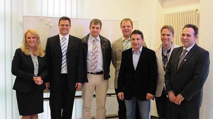 Bürgermeisterin Maria Beck (links) mit den neuen Gemeinderäten der Gemeinde Priesendorf: Alexander Sieber, Dritter Bürgermeister Bernd Bayer, Klaus Jungkunz, Mattias Krapp, Frank Scholz und Bernd Volk wurden vereidigt.  Foto: Anke Lau
