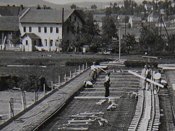 Bei den großen Arbeiten in der Flutmulde vor 80 Jahren mussten mit Manneskraft aufwendig Schienen verlegt werden, auf denen später Loren zur Arbeitserleichterung fuhren. Fotos: Sonja Adam und Stadtarchiv
