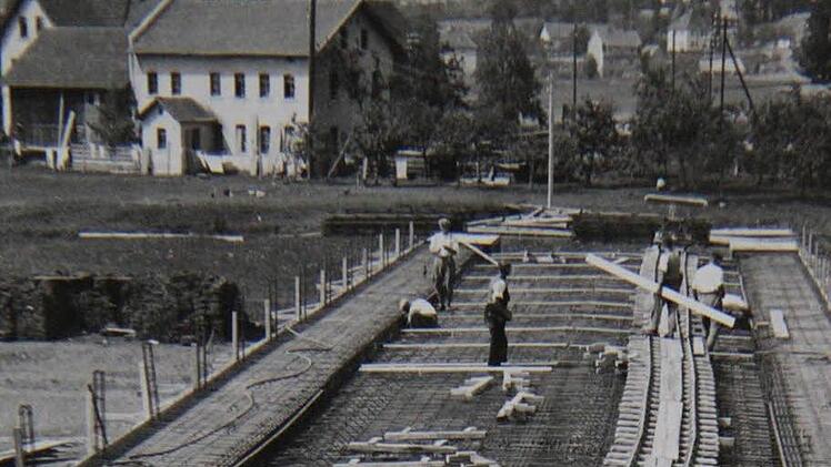 Bei den großen Arbeiten in der Flutmulde vor 80 Jahren mussten mit Manneskraft aufwendig Schienen verlegt werden, auf denen später Loren zur Arbeitserleichterung fuhren. Fotos: Sonja Adam und Stadtarchiv