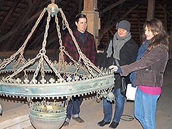 Christian Rosenzweig, Hedda Hanft und Anja Augustin auf dem Dachboden der Johanniskirche mit einem antiken Kronleuchter.  Foto: Steffi Karl