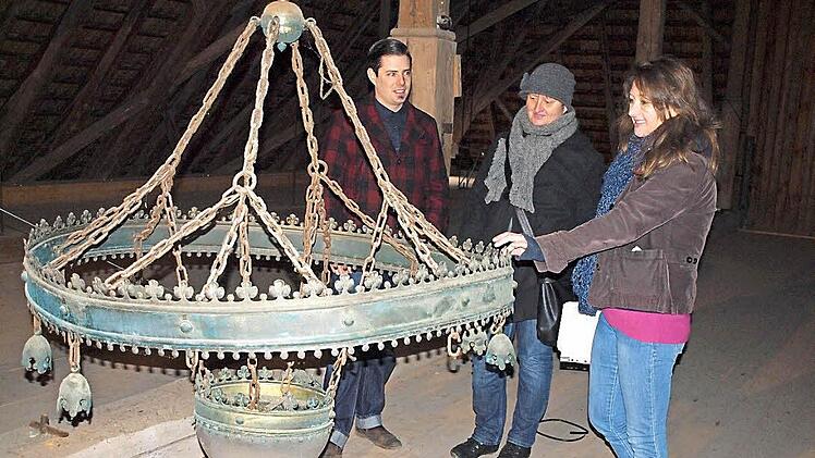Christian Rosenzweig, Hedda Hanft und Anja Augustin auf dem Dachboden der Johanniskirche mit einem antiken Kronleuchter.  Foto: Steffi Karl