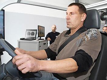 Bernd Zimmermann im Fahrsimulator Foto: Sonja Adam