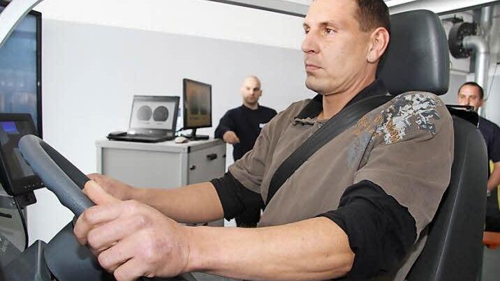 Bernd Zimmermann im Fahrsimulator Foto: Sonja Adam