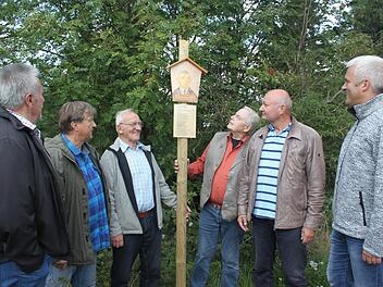 Auch der Kleintettauer Heimatdichter Hugo Heinz ist im Dichterwald mit verewigt. Hier an der Infotafel einige Mitglieder des Frankenwaldvereins, Ortsgruppe Kleintettau, Peter Heinz, Bernd Heinz, Friedrich Heinz, Bürgermeister Timo Ehrhardt (Ludwigsstadt), sein Kollege Peter Ebertsch (Tettau) und Altbürgermeister sowie Vorsitzender des Frankenwaldvereins, Ortsgruppe Kleintettau, Alfred Schaden. Foto: Veronika Schadeck