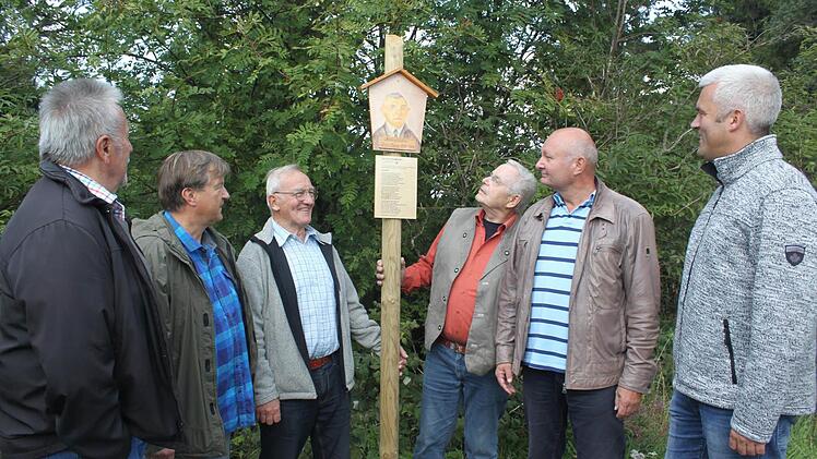Auch der Kleintettauer Heimatdichter Hugo Heinz ist im Dichterwald mit verewigt. Hier an der Infotafel einige Mitglieder des Frankenwaldvereins, Ortsgruppe Kleintettau, Peter Heinz, Bernd Heinz, Friedrich Heinz, Bürgermeister Timo Ehrhardt (Ludwigsstadt), sein Kollege Peter Ebertsch (Tettau) und Altbürgermeister sowie Vorsitzender des Frankenwaldvereins, Ortsgruppe Kleintettau, Alfred Schaden. Foto: Veronika Schadeck