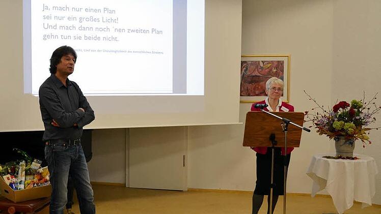 Rosmarie Faber und Reiner Dietz lassen die Vereinsgeschichte Revue passieren.