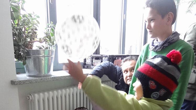 Wie schwebt eigentlich dieser Ball? Kinder und Eltern waren von der Einfachheit der Experimente fasziniert.