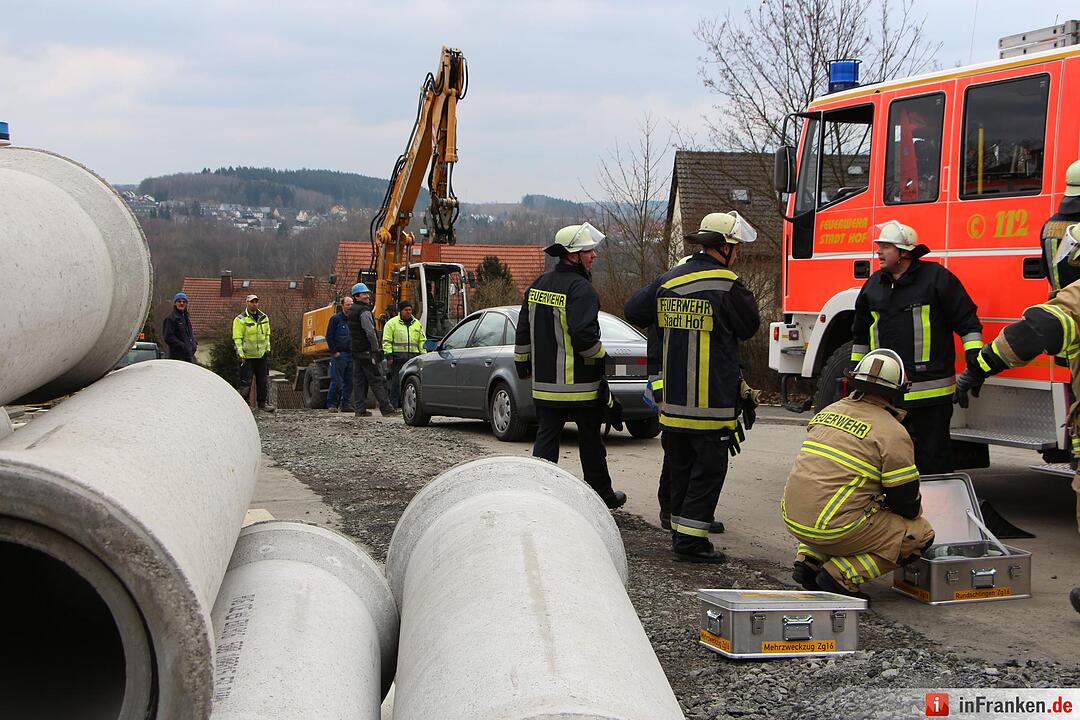 Autofahrer in Hof stürzt mit Pkw in Baugrube