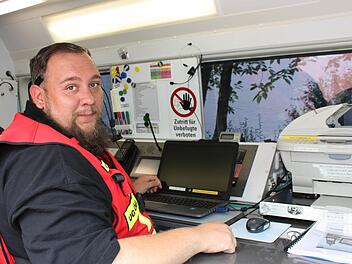 Seit Samstag beim Digitalfunk auf dem neuesten Stand: Die Behörden und Organisationen in ihren Einsatzfahrzeugen im Bereich des Rettungszweckverbandes Coburg; im Bild Alexander Müller von der Unterstützungsgruppe der Örtlichen Einsatzleitung.  Fotos: Henning Schuster