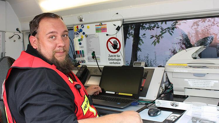 Seit Samstag beim Digitalfunk auf dem neuesten Stand: Die Behörden und Organisationen in ihren Einsatzfahrzeugen im Bereich des Rettungszweckverbandes Coburg; im Bild Alexander Müller von der Unterstützungsgruppe der Örtlichen Einsatzleitung.  Fotos: Henning Schuster