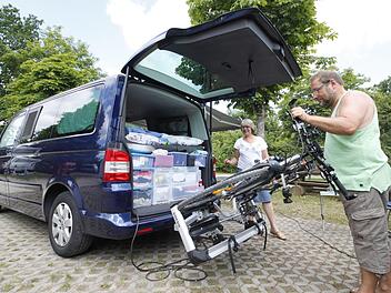 Im VW-Bus wird auf der Sportinsel übernachtet - mit E-Bikes gehen Heike und Dino Bergmann auf Entdeckungstour.  Fotos: Andreas Oswald