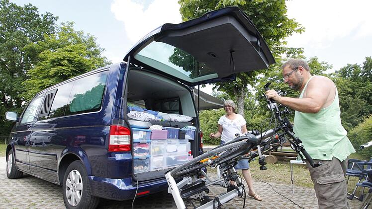 Im VW-Bus wird auf der Sportinsel übernachtet - mit E-Bikes gehen Heike und Dino Bergmann auf Entdeckungstour.  Fotos: Andreas Oswald