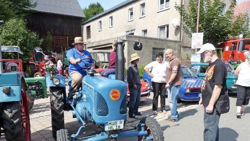 Wenn Opa mit dem Enkel ausfährt: Der Lanz-Bolldog aus dem Baujahr 1952 stieß bei den Besuchern auf großes Interesse.