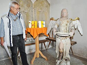 Einst als "Scheusal" gescholten, hat der uralte Taufengel heute wieder seinen angestammten Platz im Kirchenschiff eingenommen, wie Karl Heinz Goldfuss erläuterte. Foto: Ingrid Kohles
