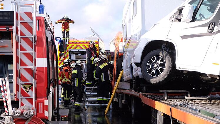 Die Einsatzkräfte hatten am Dienstag bei einem Unfall auf der A3 alle Hände voll zu tun. Foto: News5/Grundmann