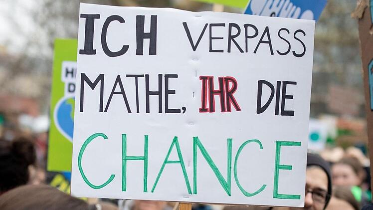 Ein Münchner Gymnasium zieht droht streikenden Schülern mit Bußgeldern. Foto: Kay Nietfeld/dpa