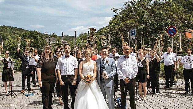 Dem Brautpaar gratulierten stellvertretende Vorsitzende Andrea Eichner, Vorsitzender Alexander Kapsch sowie Dirigent Thomas Eschenbacher (von links) zusammen mit dem Orchester.  Foto: Karin Dietzel