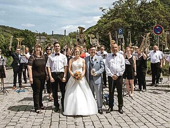 Dem Brautpaar gratulierten stellvertretende Vorsitzende Andrea Eichner, Vorsitzender Alexander Kapsch sowie Dirigent Thomas Eschenbacher (von links) zusammen mit dem Orchester.  Foto: Karin Dietzel