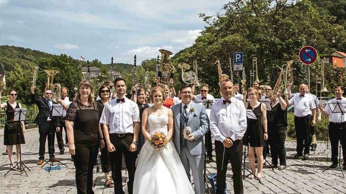 Dem Brautpaar gratulierten stellvertretende Vorsitzende Andrea Eichner, Vorsitzender Alexander Kapsch sowie Dirigent Thomas Eschenbacher (von links) zusammen mit dem Orchester.  Foto: Karin Dietzel