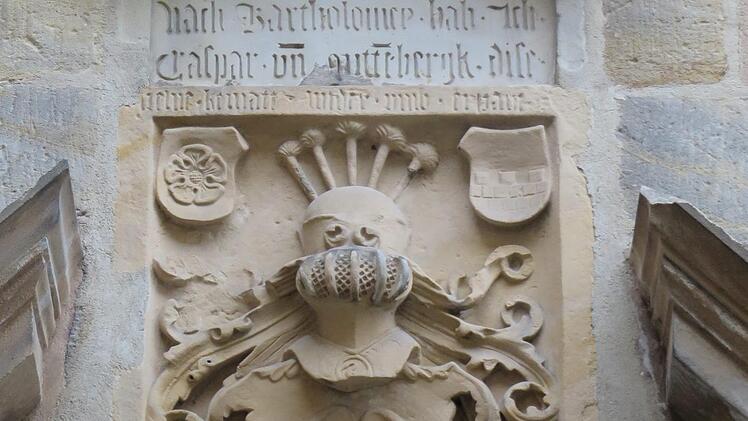 Das über der Eingangstür zum Nordflügel angebrachte Wappen erzählt von den Bemühungen um weitere Umbauten. Foto: Erich Olbrich