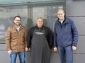 Christian Stöcker (l.) und German Hacker (r.) freuen sich, mit Robert Zibert einen neuen Pächter für den Imbiss gefunden zu haben. Foto: Sänger