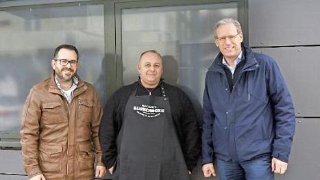 Christian Stöcker (l.) und German Hacker (r.) freuen sich, mit Robert Zibert einen neuen Pächter für den Imbiss gefunden zu haben. Foto: Sänger