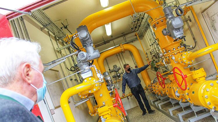 Das Stadtwerk Haßfurt setzt die Energiegewinnung aus Wasserstoff bereits in der Praxis um: Mitarbeiter Markus Eichhorn gewährte einen Einblick in die Technikräume der Power-to-Gas-Anlage. Foto: Teresa Hirschberg
