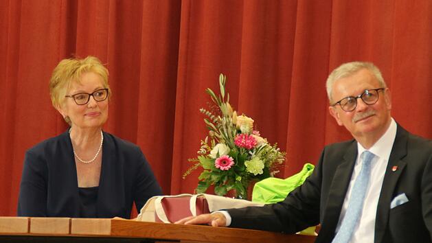 Gotthard Schlereth nimmt schon einmal mit seiner Frau Theresia auf der neuen Sitzgarnitur Platz, einem Geschenk von Mitarbeitern und Gemeinder&auml;ten. Foto: Hilmar Ruppert
