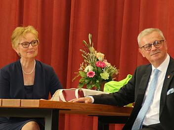 Gotthard Schlereth nimmt schon einmal mit seiner Frau Theresia auf der neuen Sitzgarnitur Platz, einem Geschenk von Mitarbeitern und Gemeinderäten. Foto: Hilmar Ruppert