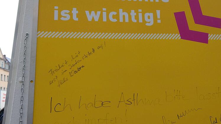Wenige Minuten später sind die ersten Kommentare auf dem Stelen zu lesen.