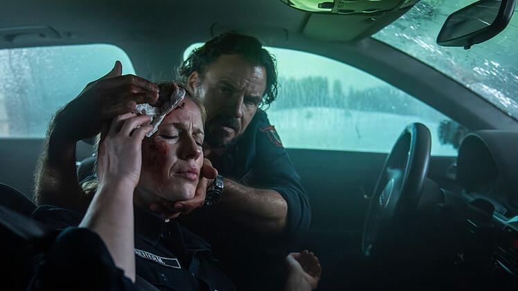 Peter (Stephan Luca) und Marie (Christine Eixenberger) sind gerade mit dem Auto im Einsatz, als riesige Hagelkörner die Windschutzscheibe treffen und die beiden einen Unfall bauen. Marie ist womöglich stärker verletzt, als sie glaubt.
