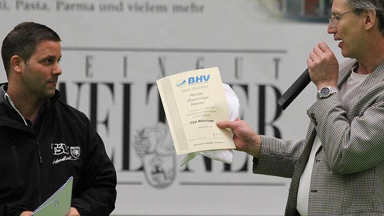 Stellvertretend für die Mannschaft nimmt Tobias Demel (links), Manager des TSV Rödelsee, den Meisterwimpel und -urkunde von Funktionär Dieter Sahrmann entgegen. Foto: Krumpholz